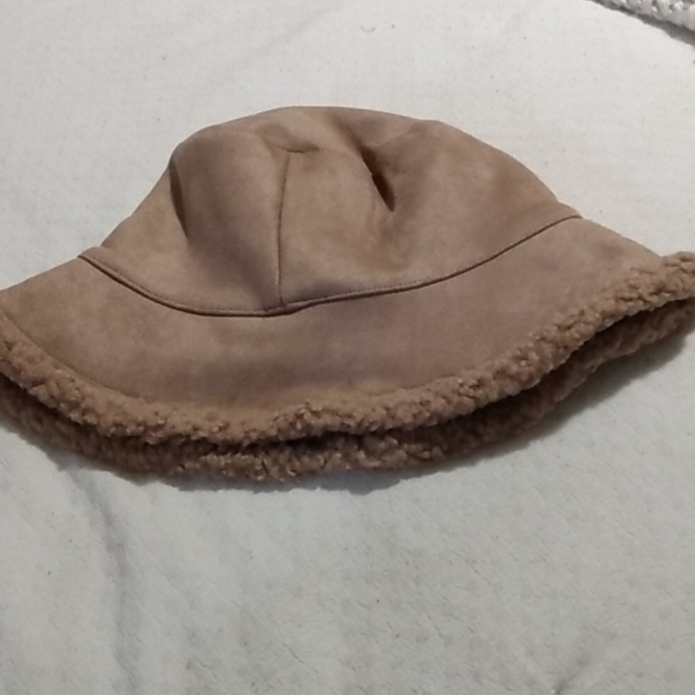 Virginia Wolf reversible Sherpa bucket hat